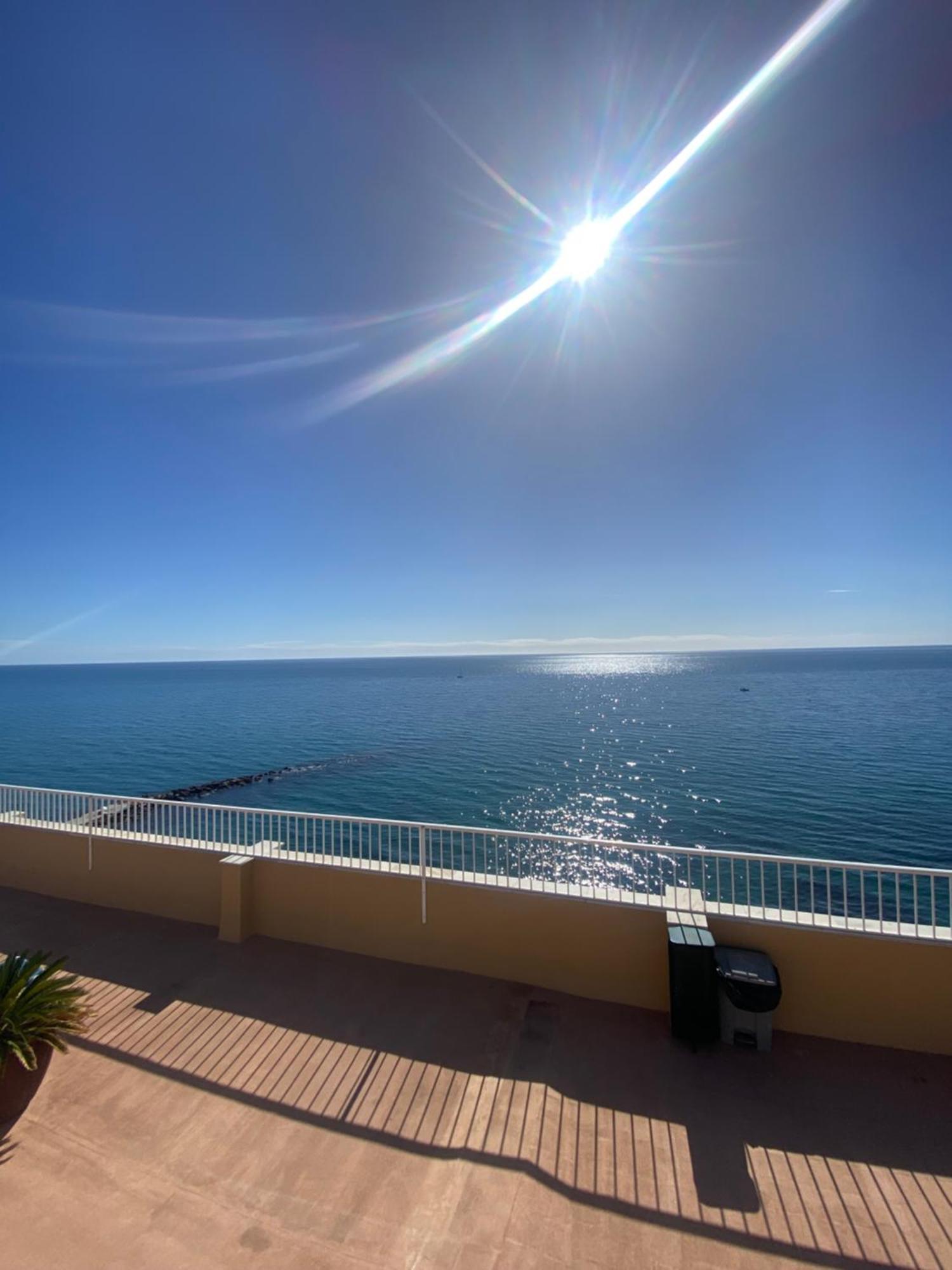 Marbella Beachfront Edificio Mayoral Primera Linea De Playa Y Centro Ciudad Con Barco Opcional Exterior photo